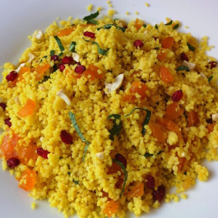 Couscous-Salat mit Aprikosen, Berberitzen, Minze, Cashew
