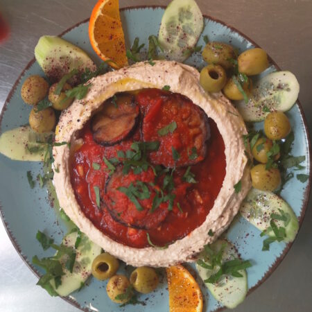 Humus-Platte mit Auberginen-Tomatenragout (warm)