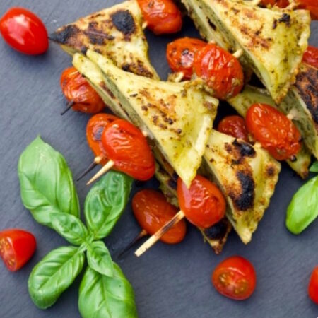 Spießchen vegan: Gebratene Spinatmaultasche, Tomate, Basilikum
