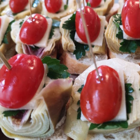 Spießchen vegetarisch: Artischocke, Parmesankäse, Kirschtomate