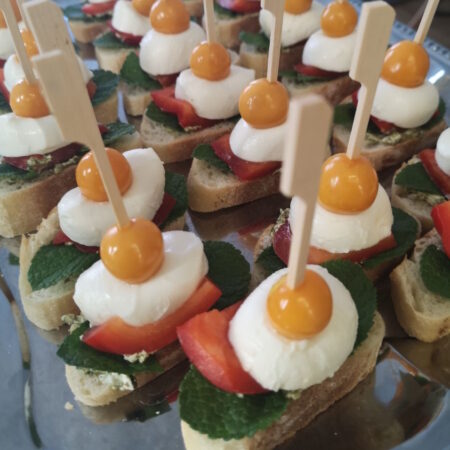 Belegte Baguettes vegan: z.B. Salat, Burrata/Tomate/Basilikumpesto