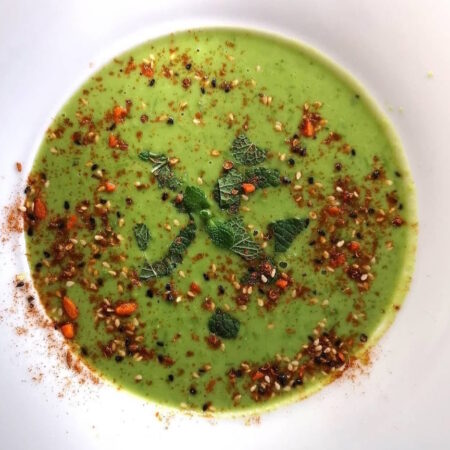 Grüne Erbsen-Suppe, frische Minze, Za’atar