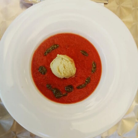 Tomaten-Suppe, Ziegenfrischkäse, Basilikum-Pesto, Fladenbrot