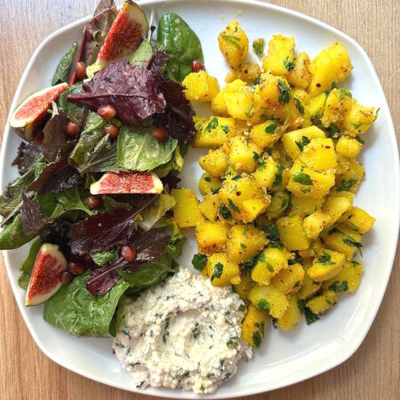 Batata Harra: scharfe Röstkartoffeln, frischer Koriander, Couscous-Joghurt, Salat)