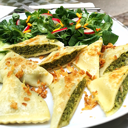 Gebratene Spinatmaultaschen, Röstzwiebeln, Pesto, Salat