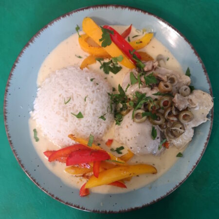 Katalanisches Hähnchen (ohne Haut und Knochen), Rosmarin-Oliven-Sahne-Sauce, gemischtes Gemüse