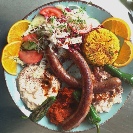 Merguez-Teller: 2 Merguez (Füllung Lamm- & Rindfleisch), 3 Dips, Couscous, gemischtes Gemüse