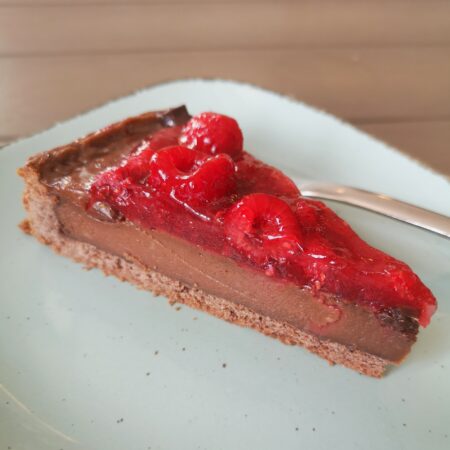 Tarte Mousse au Chocolat mit Himbeeren (Stück)