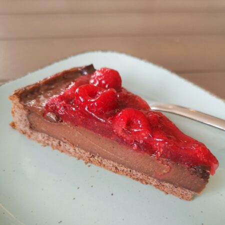 Tarte Mousse au Chocolat mit Himbeeren (Stück)